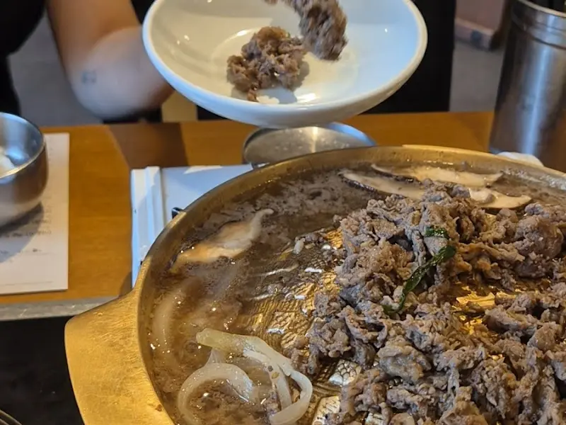 불고기를 불판에 굽는 모습