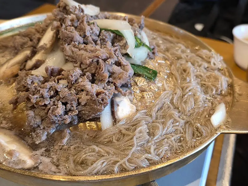 불고기와 메밀 온사리를 함께 즐기는 모습