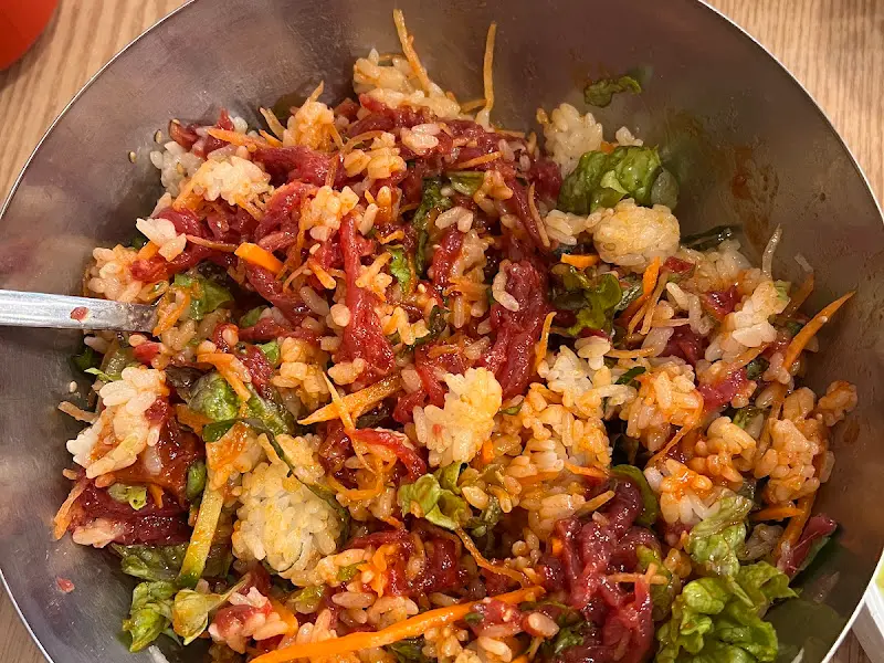 푸짐한 육회비빔밥