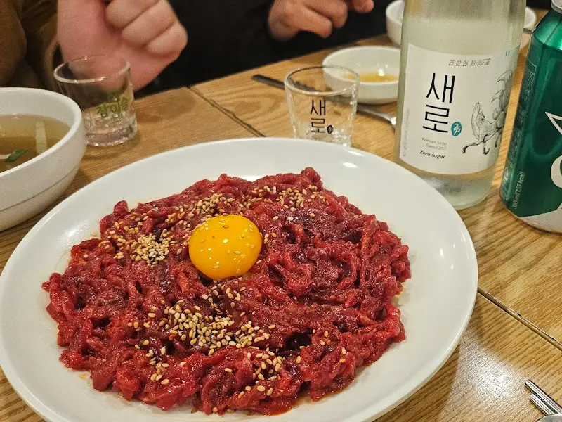 육회와 술 한 잔