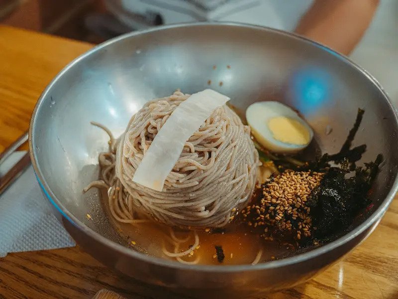 정갈하게 담겨 나온 동치미 막국수