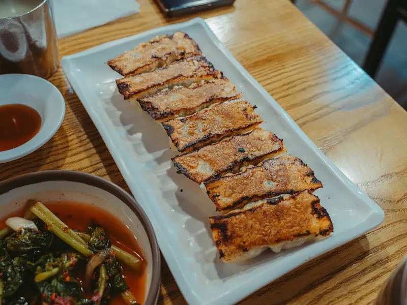 겉은 바삭하고 속은 촉촉한 지짐 만두