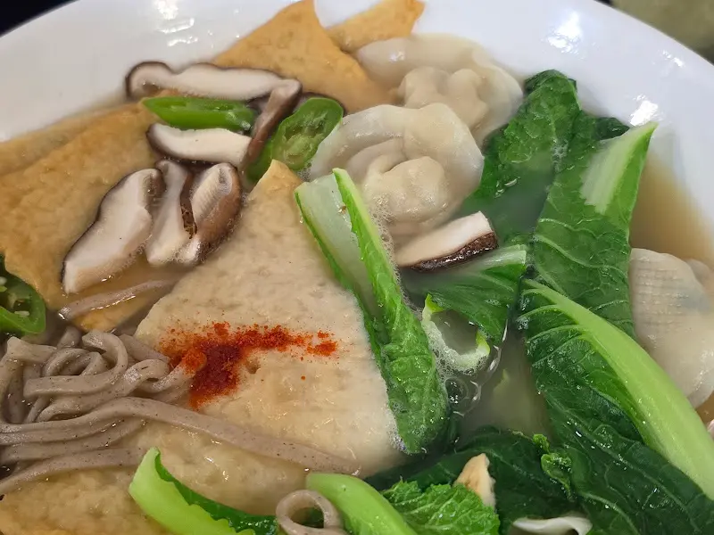 푸짐한 양을 자랑하는 메밀 칼국수