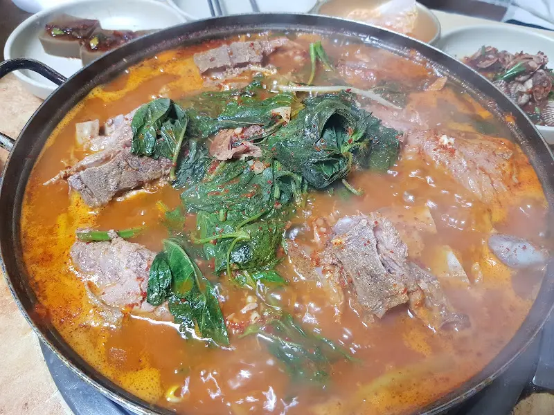 냉이가 듬뿍 올라간 감자탕