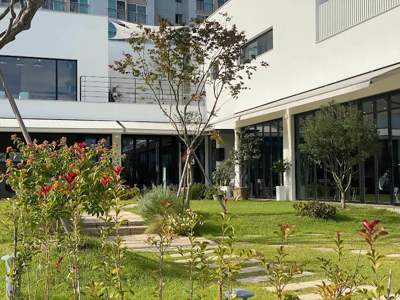 카페 건물과 정원