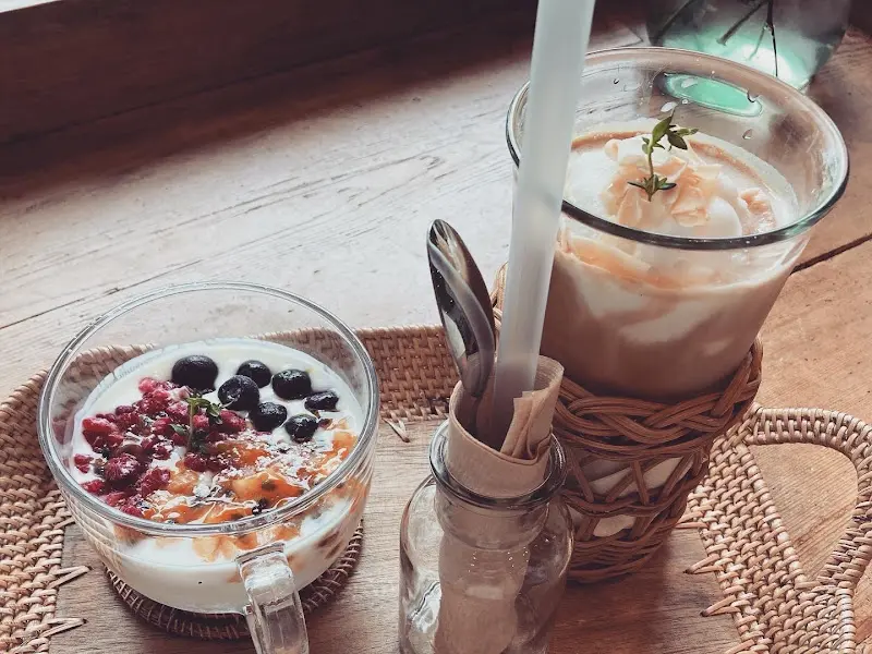 코코넛 스무디와 생과일 플레인 요거트