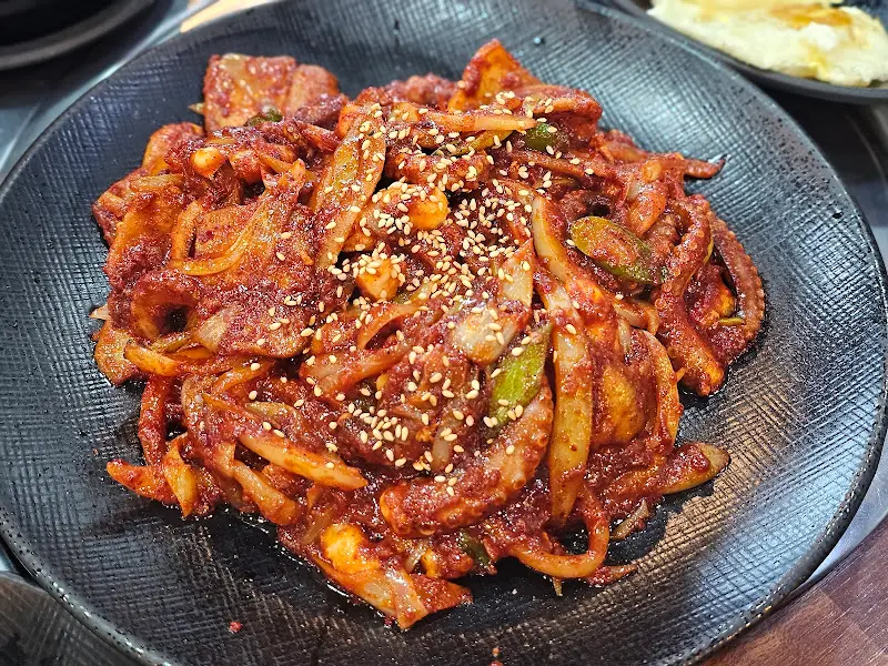 윤기가 흐르는 낙지볶음