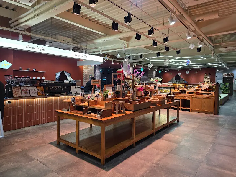 다양한 빵들이 진열된 1층