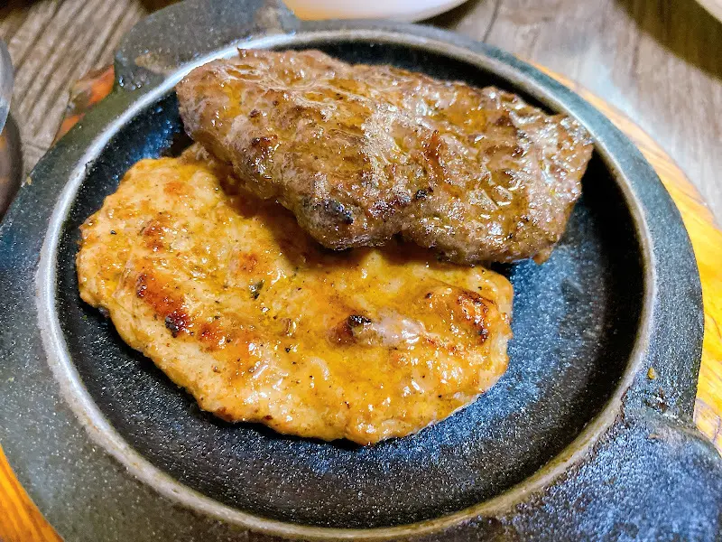 무쇠판 위에 올려진 소, 돼지 반반 떡갈비