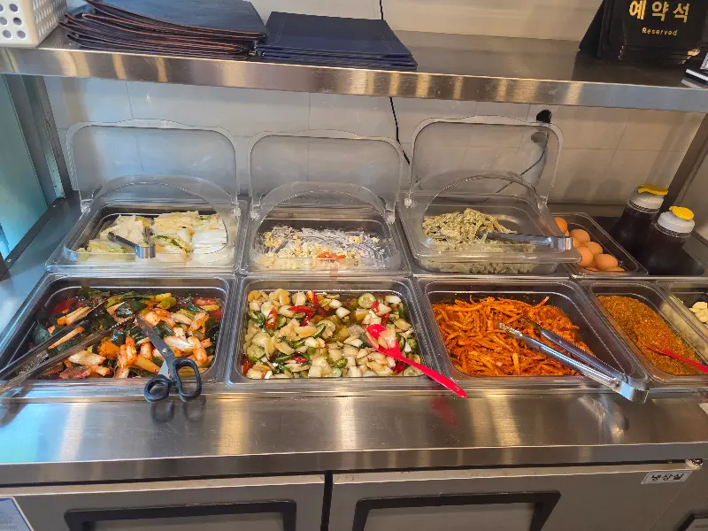 다양한 밑반찬이 준비된 셀프 코너