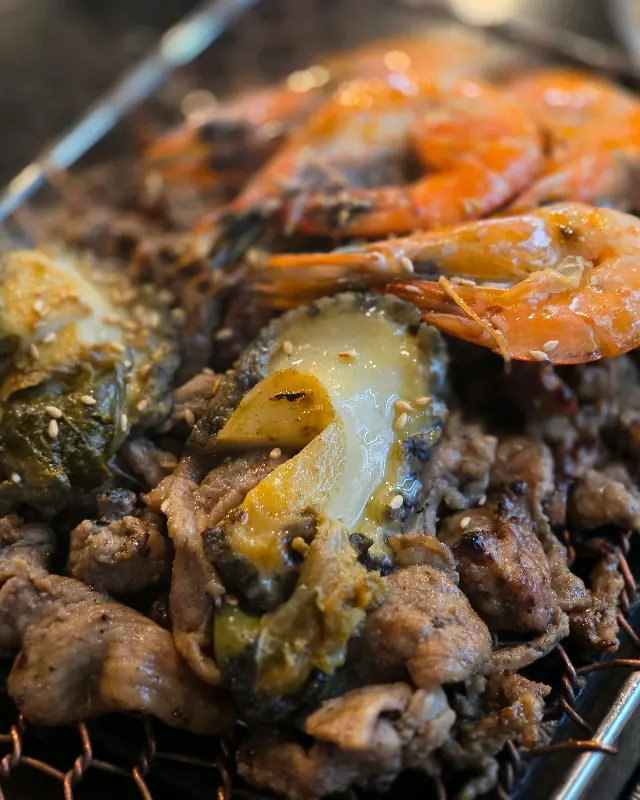 전복과 새우가 더해진 특별한 불고기