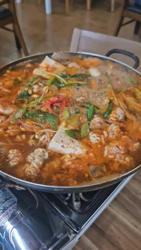 동태와 곤이가 푸짐하게 들어간 동태탕