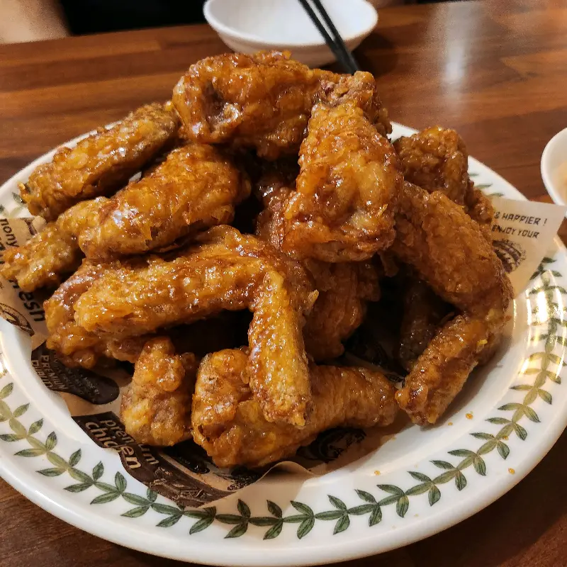 먹음직스러운 간장 치킨 한 상