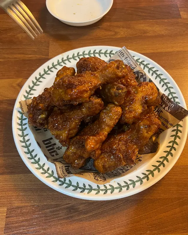 윤기가 좔좔 흐르는 양념 치킨