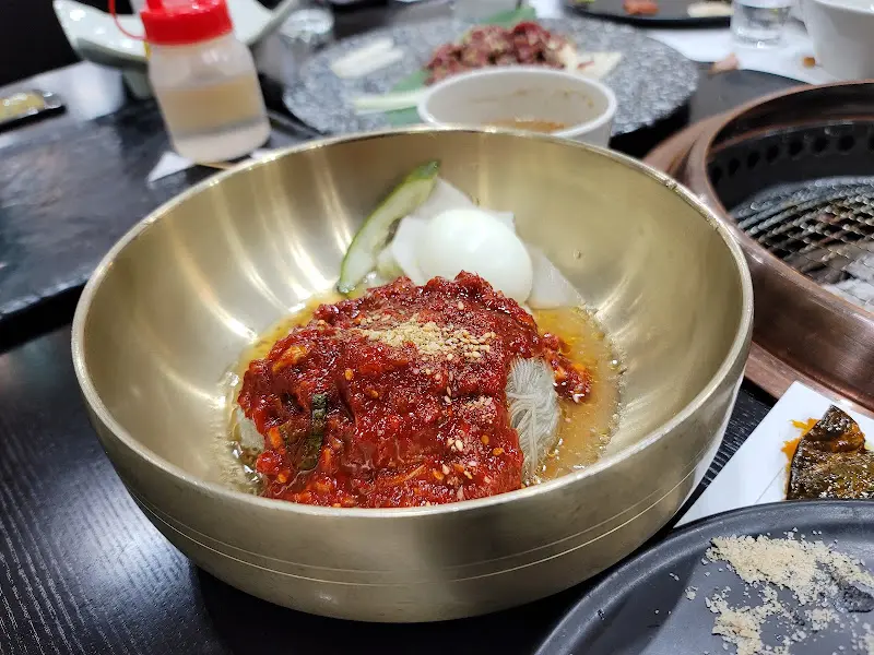 매콤한 비빔냉면