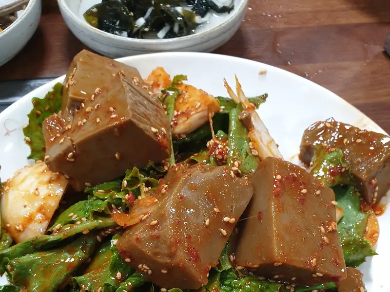 진미식당의 자랑, 직접 쑤어 만든 도토리묵무침