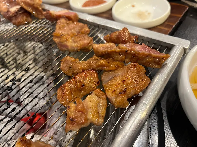 숯불 위에서 맛있게 익어가는 돼지갈비