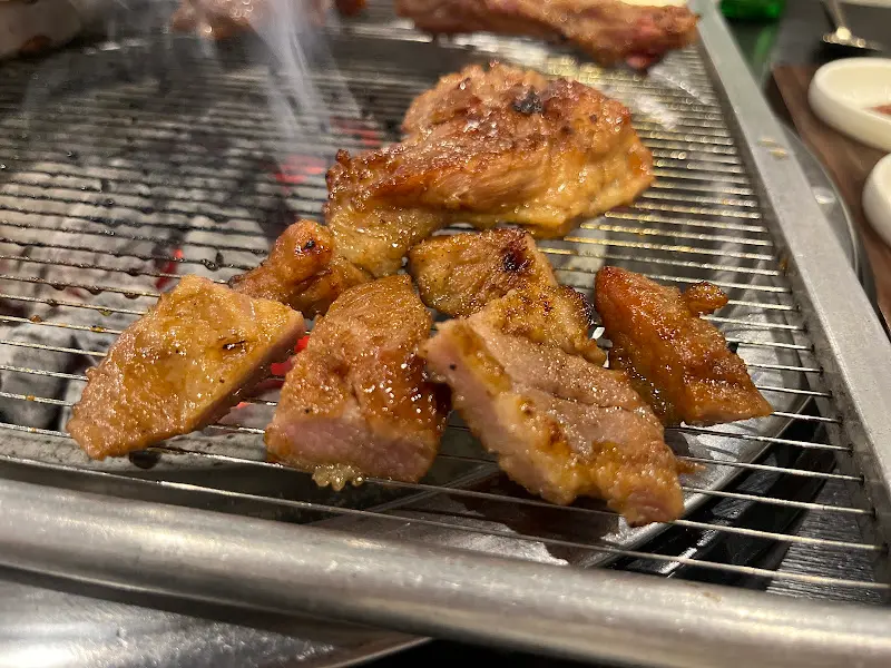 숯불에 익어가는 돼지갈비