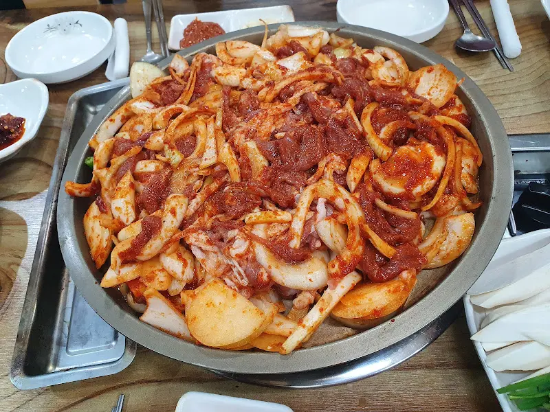 양념된 오리 불고기가 불판에 올려져 익어가는 모습