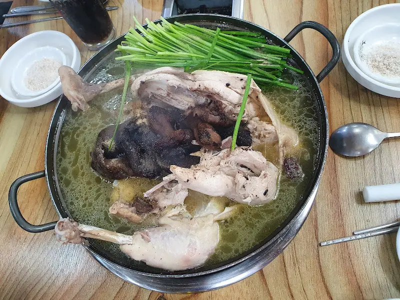 커다란 냄비에 담긴 닭 요리의 모습