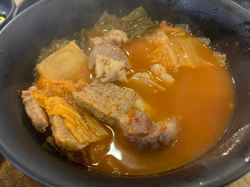 김치찌개 안의 푸짐한 돼지고기