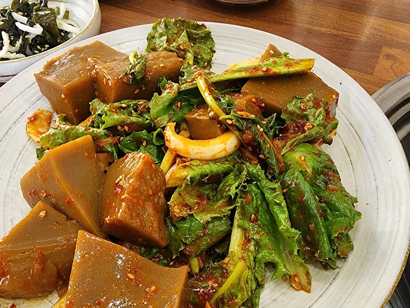 큼지막한 도토리묵이 인상적인 도토리묵무침