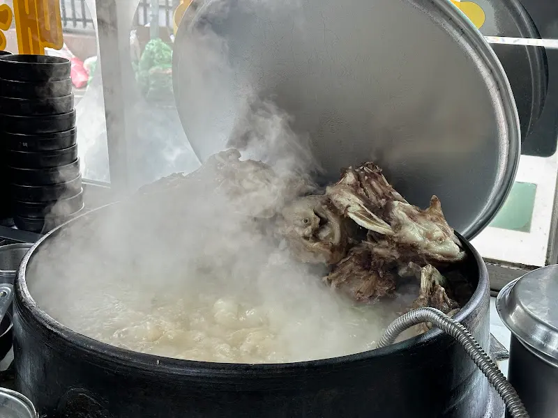 가마솥에서 끓고 있는 육수