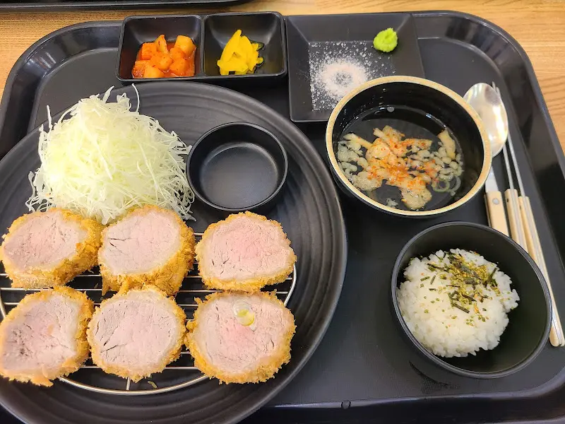 정갈하게 차려진 히레카츠 한 상 차림