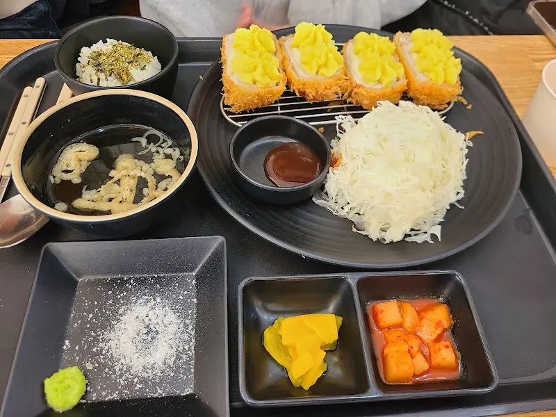 노란 치즈가 인상적인 치즈카츠