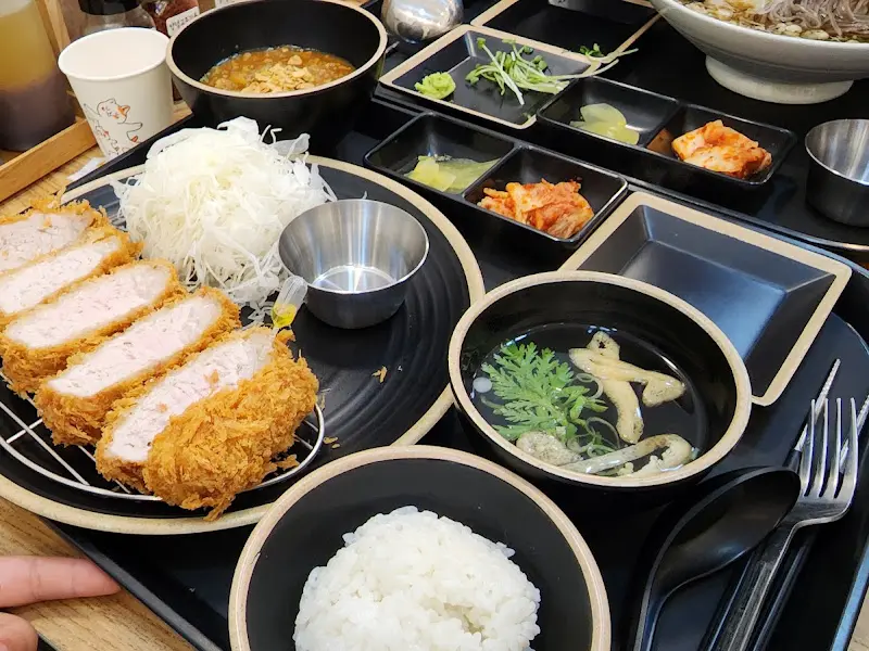 한 상 가득 차려진 돈까스 메뉴