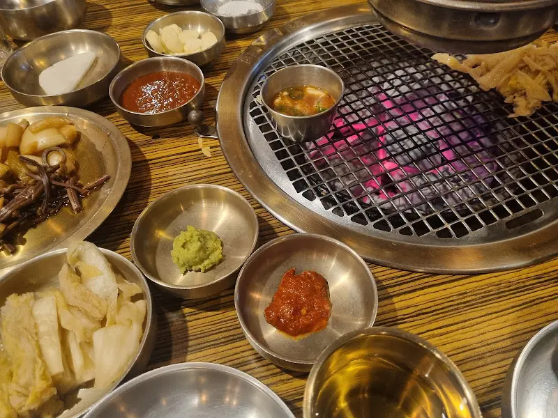 황동 불판과 숯불