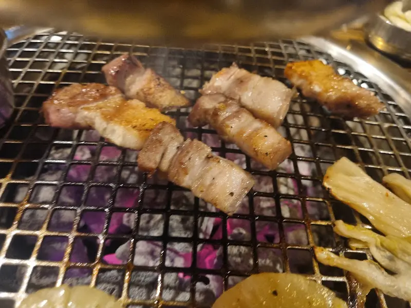 숯불 위에서 익어가는 흑돼지