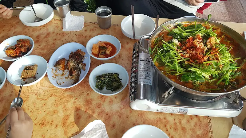 한 상 가득 차려진 모습