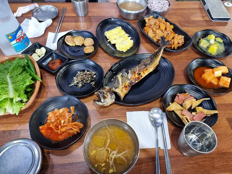 정갈하게 담긴 밑반찬들