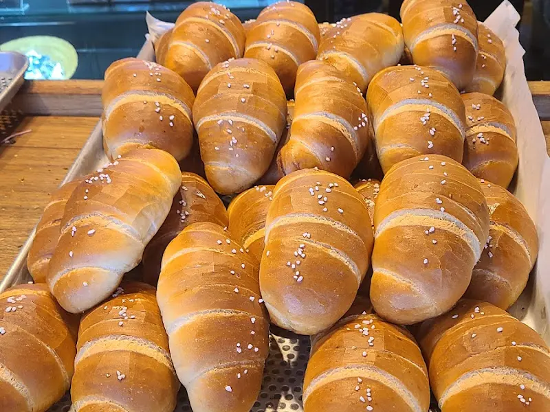 갓 구워져 나온 소금빵이 진열대를 가득 채우고 있는 모습