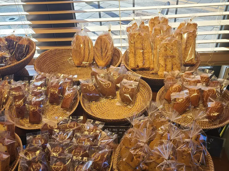 다양한 종류의 빵과 구움과자가 진열되어 있는 모습