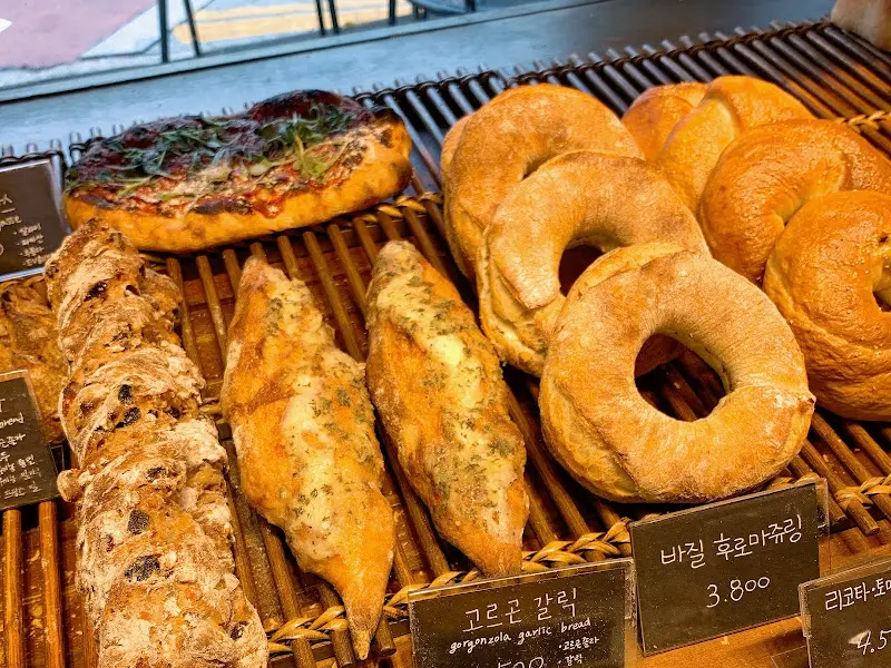 진열대 위에 놓인 다양한 종류의 빵들