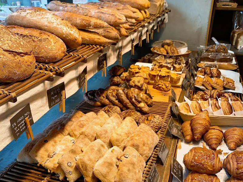 다양한 종류의 빵이 진열되어 있는 모습