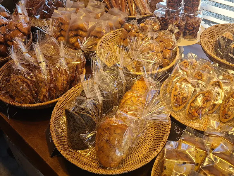 다양한 구움과자들이 바구니에 담겨져 있는 모습