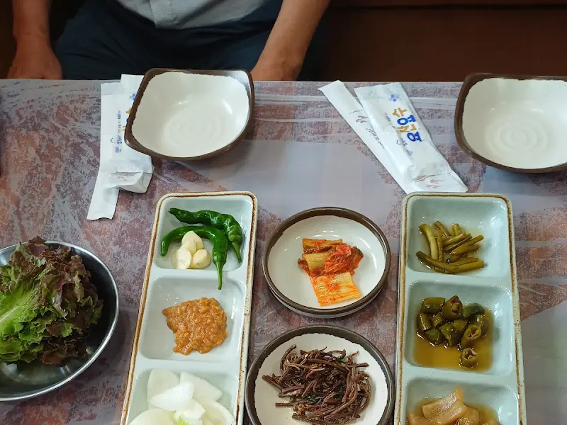 정갈하게 차려진 밑반찬