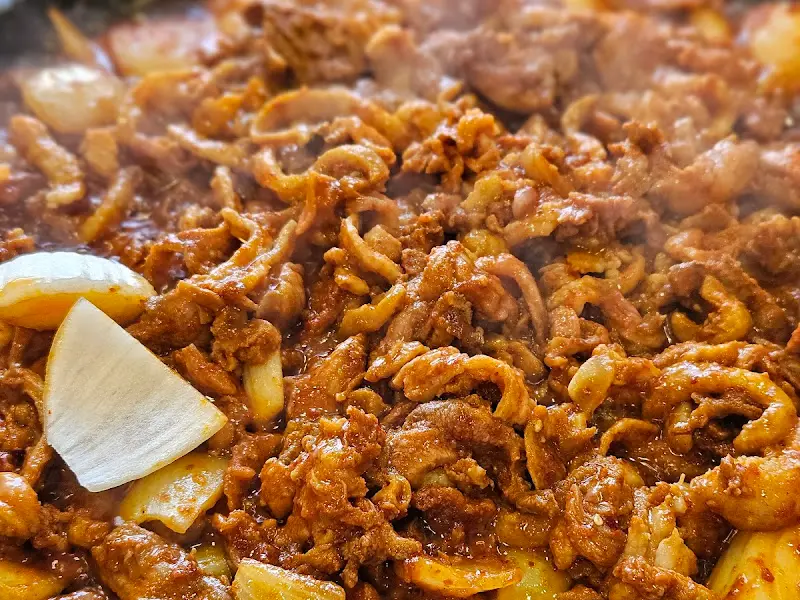 윤기가 흐르는 오리불고기