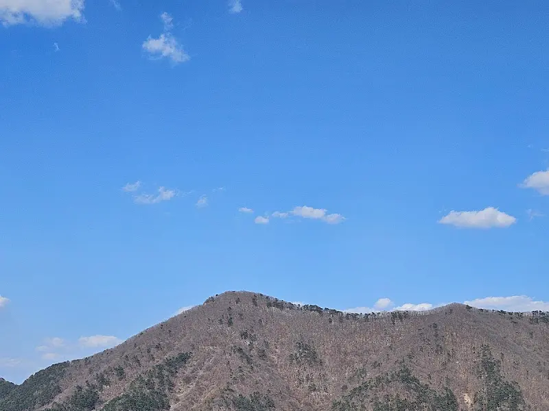 드넓은 하늘과 산