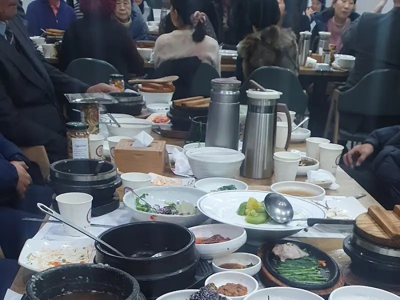 테이블 가득 차려진 반찬들