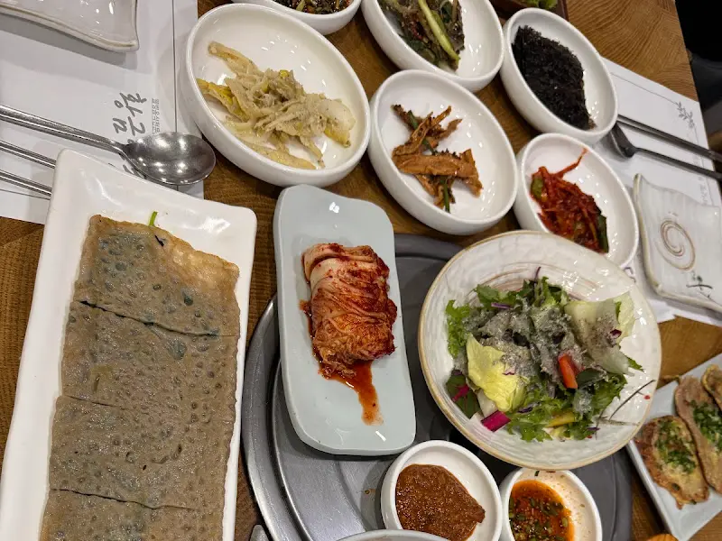 다양한 밑반찬들의 모습