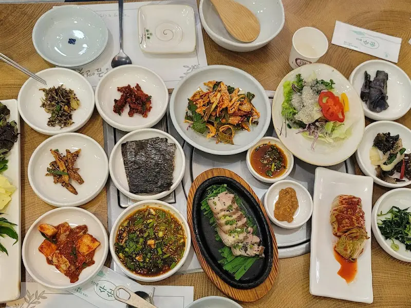 정갈하게 차려진 한상