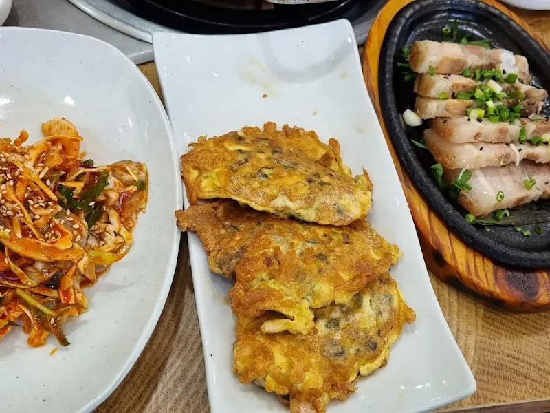 손님들로 가득 찬 식당 내부