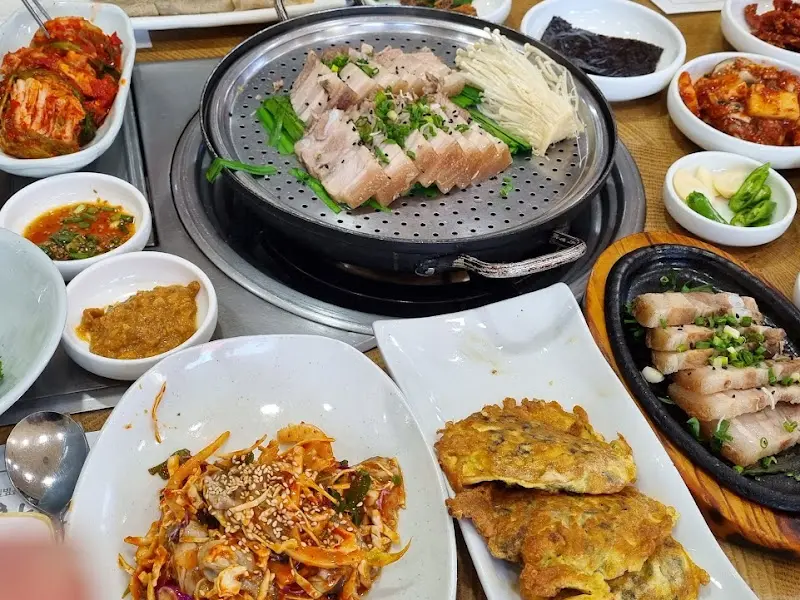 수육, 김치, 샐러드 등 다채로운 곁들임 메뉴