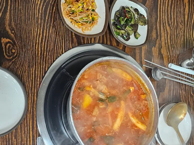 정갈하게 담긴 밑반찬