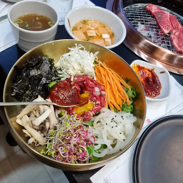 다채로운 색감의 비빔밥