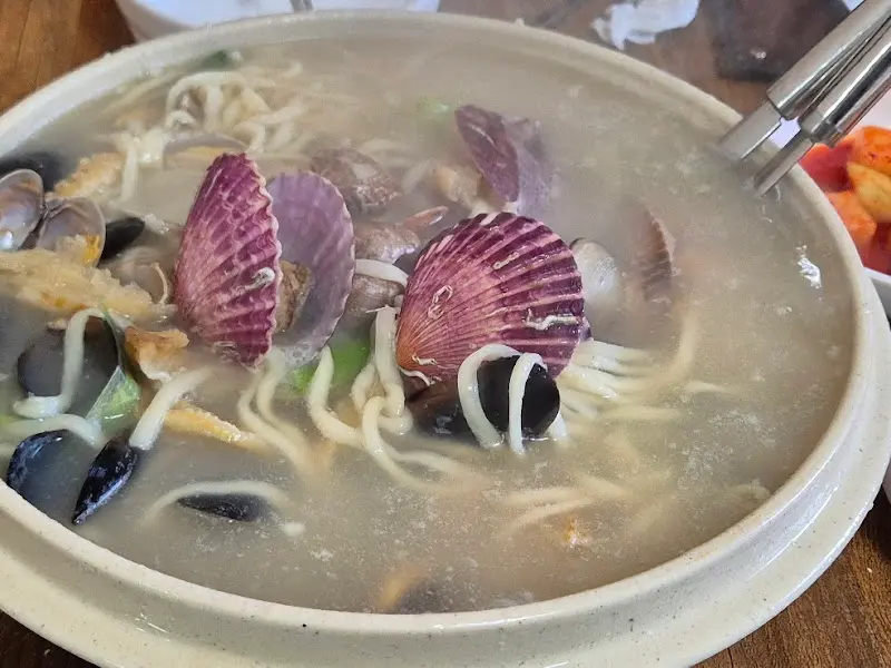 푸짐한 해물칼국수